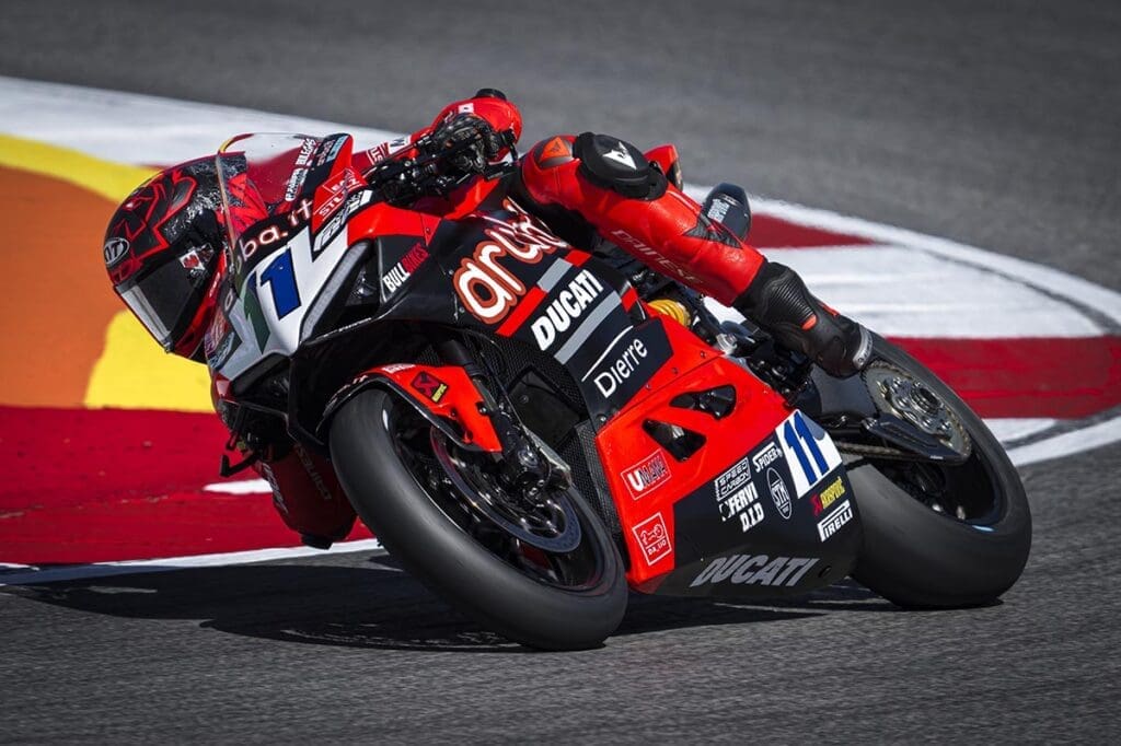 Nicolò Bulega in sella alla Panigale V2 durante la conquista del titolo mondiale.