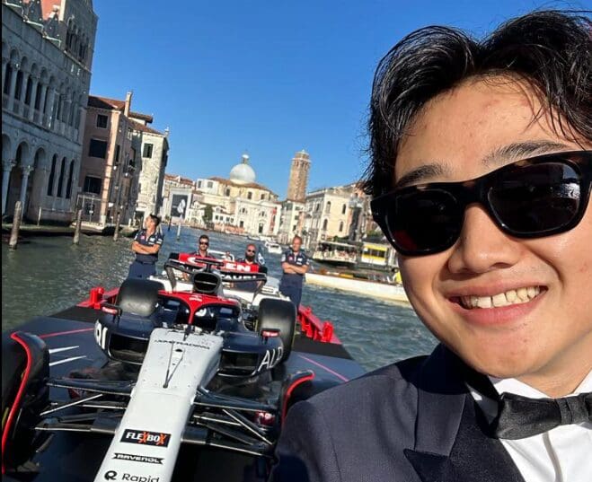 Yuki Tsunoda alla presentazione del documentario dell'AlphaTauri