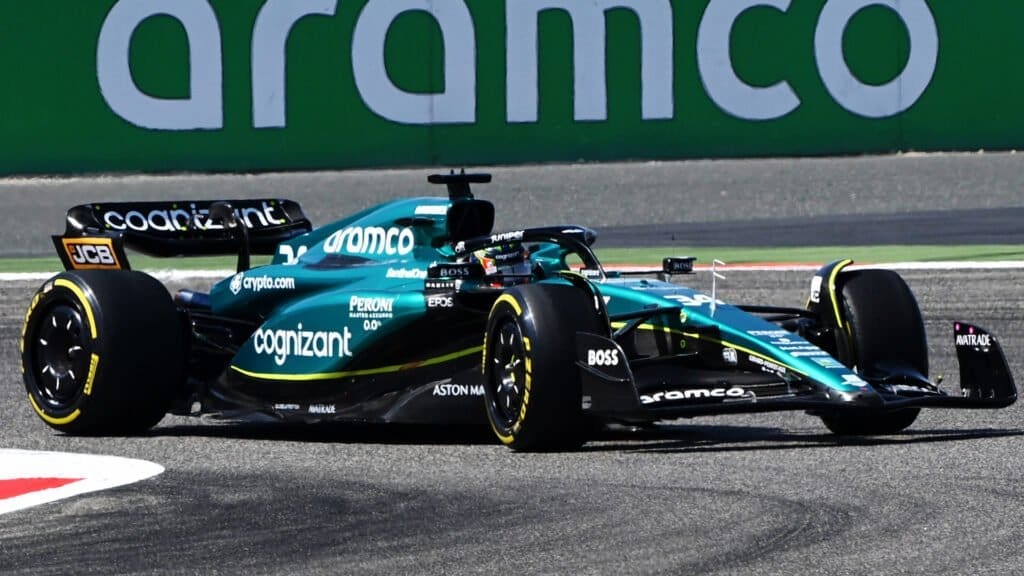 L'Aston Martin AMR23 in azione nei test del Bahrain