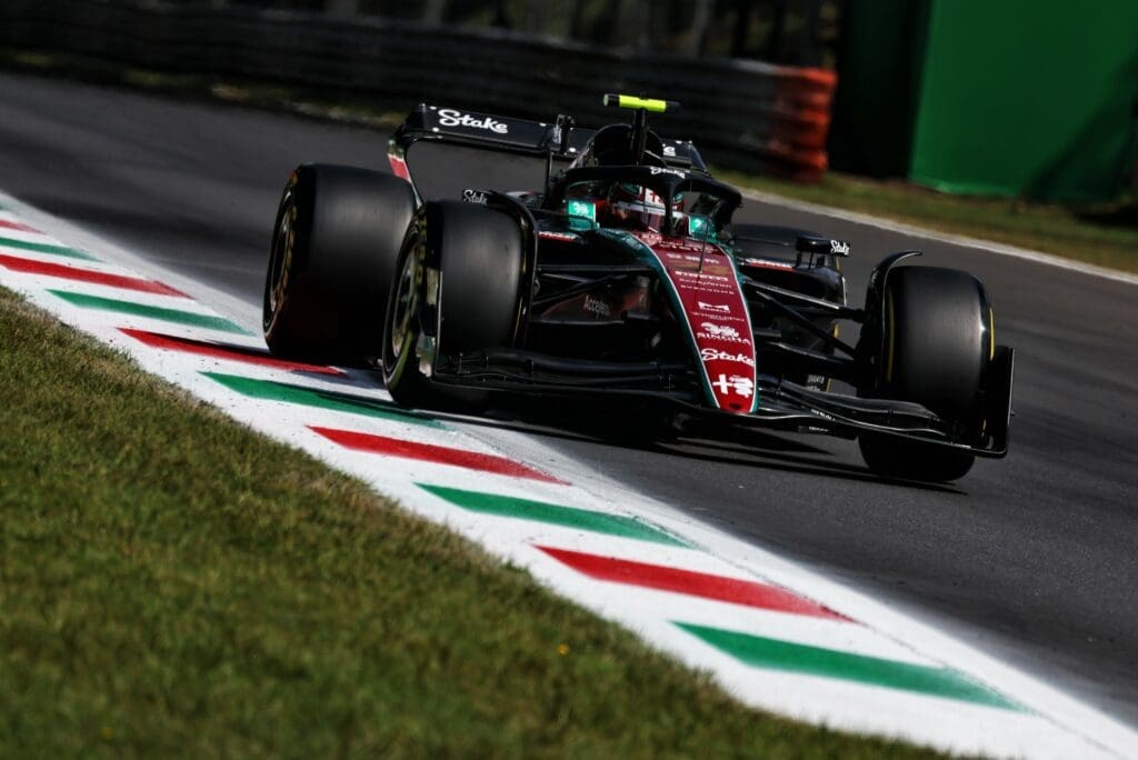 Guanyu Zhou a Monza, fresco di rinnovo per il 2024