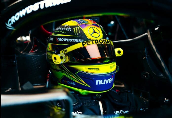 Lewis Hamilton alla guida della sua Mercedes