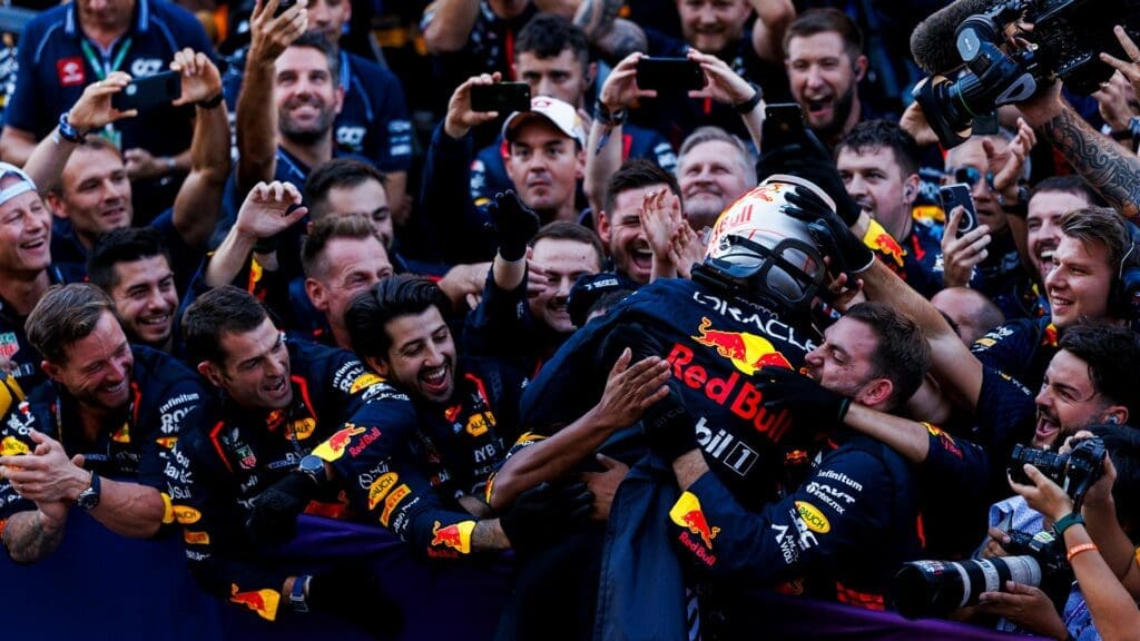 Max Verstappen festeggia la vittoria a Suzuka