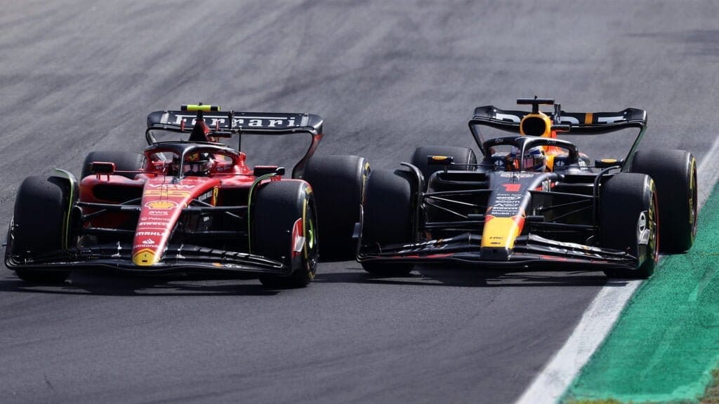 Sainz e Verstappen in curva 1