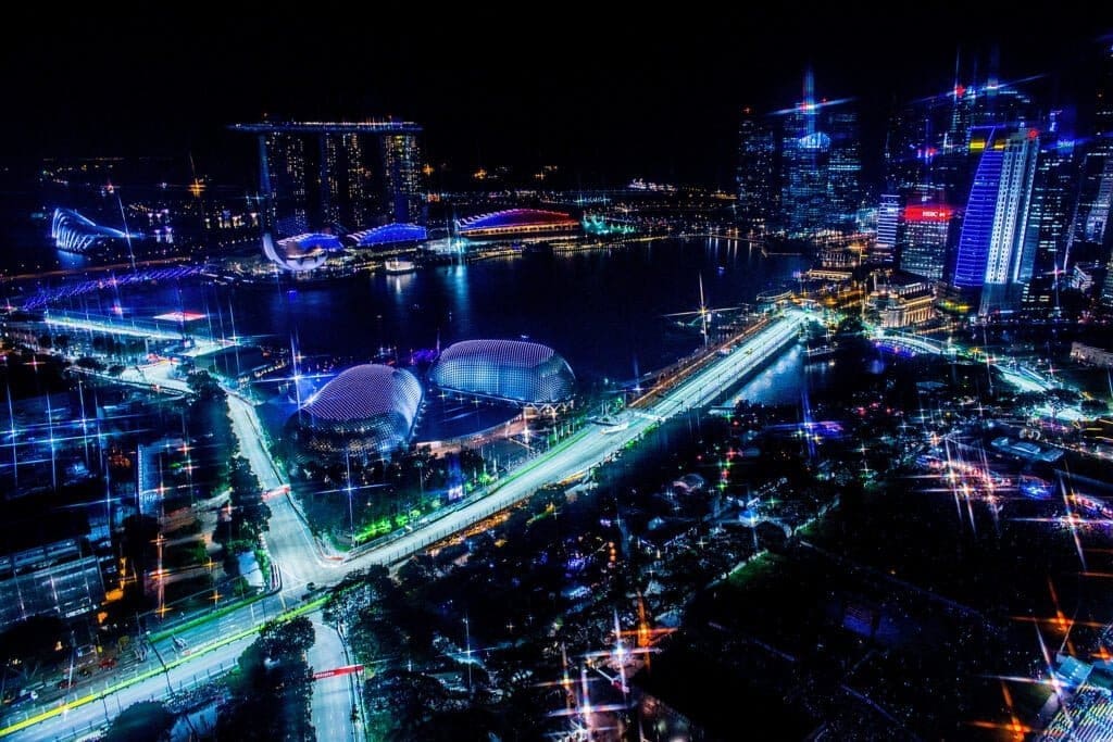 Sullo sfondo il Marina Bay Sands di Singapore, vicino al tracciato di F1