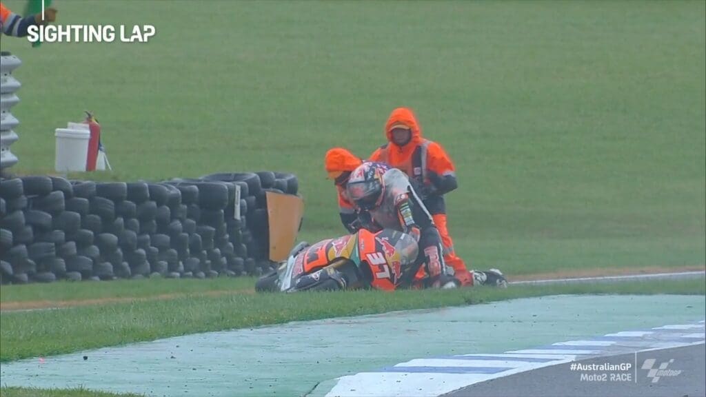 Pedro Acosta, caduto durante il giro di formazione della Moto2