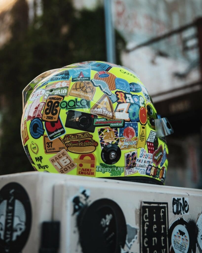 Lando Norris si sbizzarrisce con 100 sticker in onore alle 100 gare