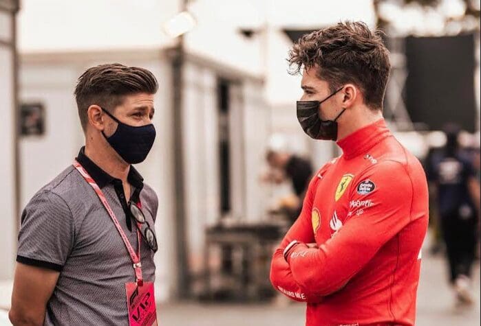 Charles Leclerc e Casey Stoner durante il GP d'Australia 2022