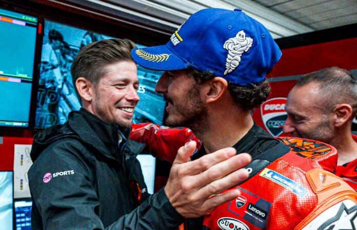 Pecco Bagnaia, 2° dopo la discesa di Martin, con Casey Stoner