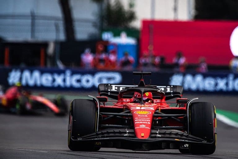 Charles Leclerc e la sua Ferrari SF-23: è in pole per il GP del Messico