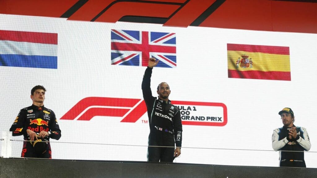 Il podio del GP del Qatar 2021 in F1, composto da Hamilton, Verstappen e Alonso