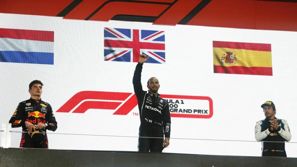 Il podio del GP del Qatar 2021 in F1, composto da Hamilton, Verstappen e Alonso