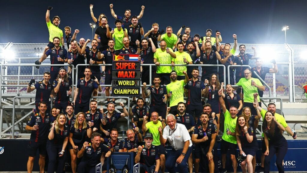 La vittoria del mondiale di Max Verstappen: in primo piano Christian Horner, a sinistra, e Helmut Marko, a destra