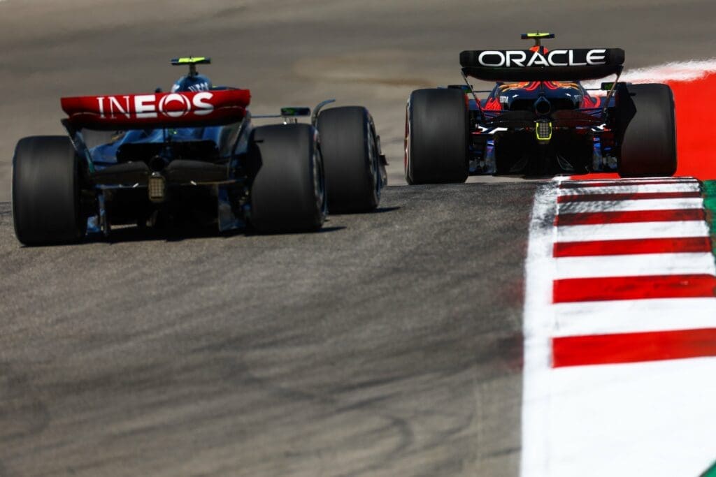 Il duello al via della Sprint Race di Austin tra Verstappen e Hamilton