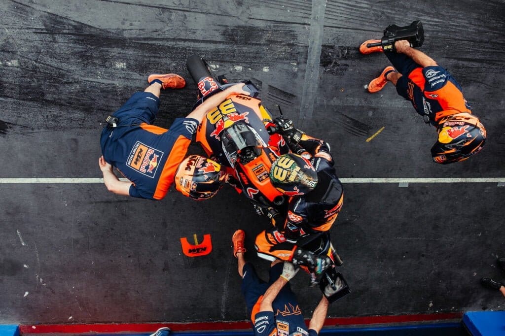 Brad Binder in pit line in Thailandia: KTM era uno dei team che non voleva il cambiamento dei motori delle MotoGP nel 2027