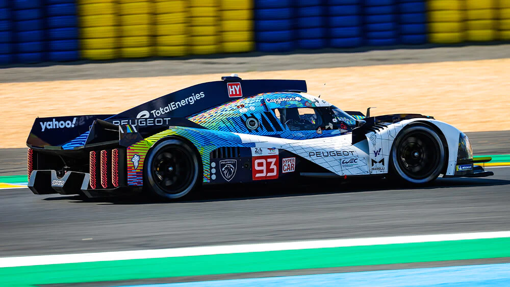 La Peugeot 9x8 con l'atipica scelta di non inserire un alettone posteriore, recuperando la downforce persa tramite l'effetto suolo, utilizzato anche in F1