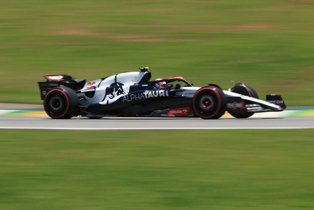 Yuki Tsunoda con l'AlphaTauri AT04 in azione ad Interlagos