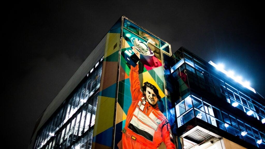 Uno dei murales presenti in Brasile dedicato ad Ayrton Senna, inneggiato da tutti anche in queste FP1