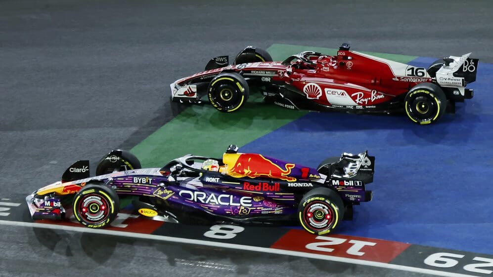 Verstappen mentre accompagna fuori Charles Leclerc: 53 vittorie in carriera come Sebastian Vettel