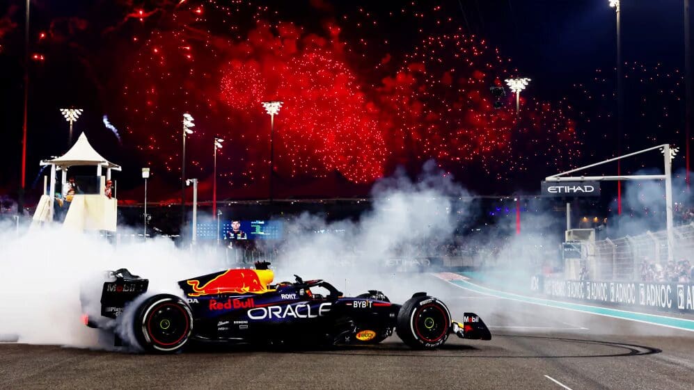 Max Verstappen facendo i "donuts" a fine GP di Abu Dhabi