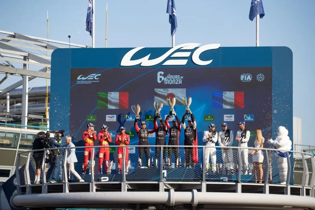 Il podio della 6h di Monza 2023, con anche l'equipaggio della Peugeot 9x8 n° 93