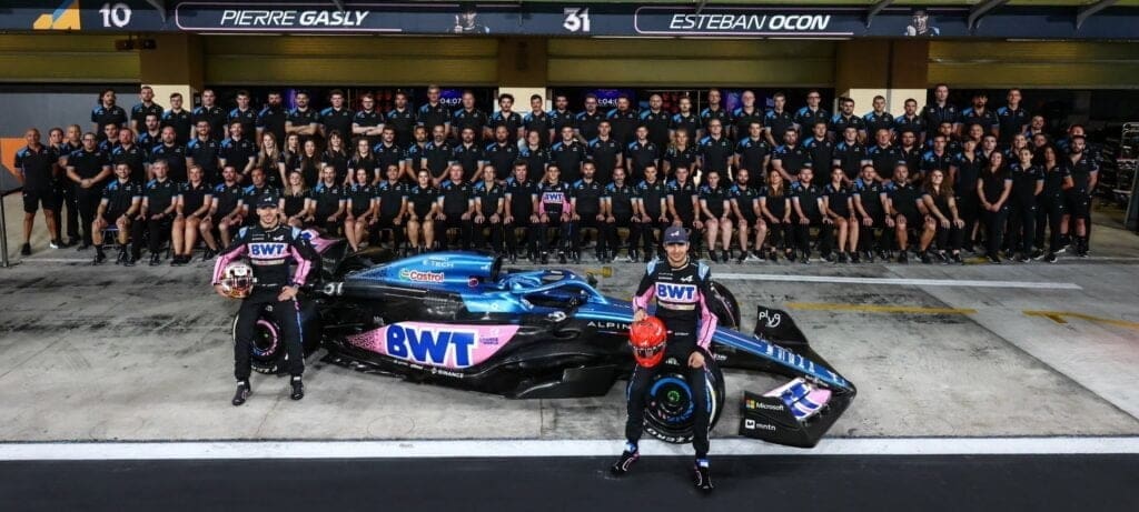 L'ultimo saluto dell'Alpine alla macchina 2023 ad Abu Dhabi, in vista di un 2024 rivoluzionario