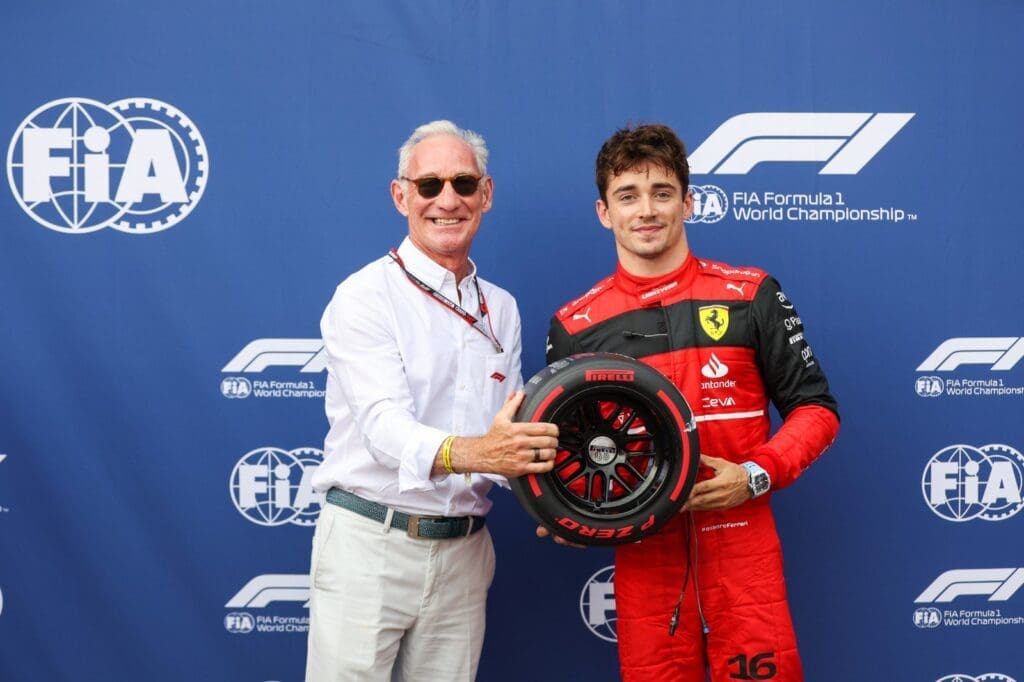 Il CEO della Liberty Media Corporation Greg Maffei insieme a Charles Leclerc alla cerimonia della Pole Position
