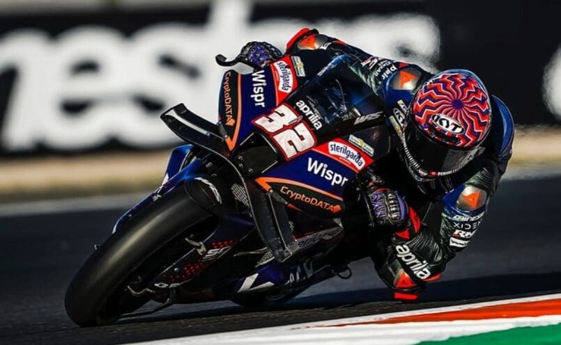 Lorenzo Savadori durante la wild card con Aprilia a Valencia 2023