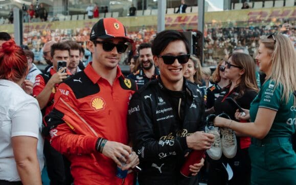 Charles Leclerc e Guanyu Zhou durante il GP di Abu Dhabi 2023