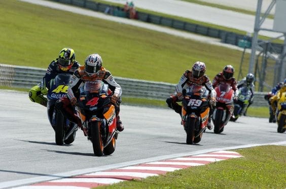 Alex Barros in sella alla Honda Repsol, davanti a Valentino Rossi