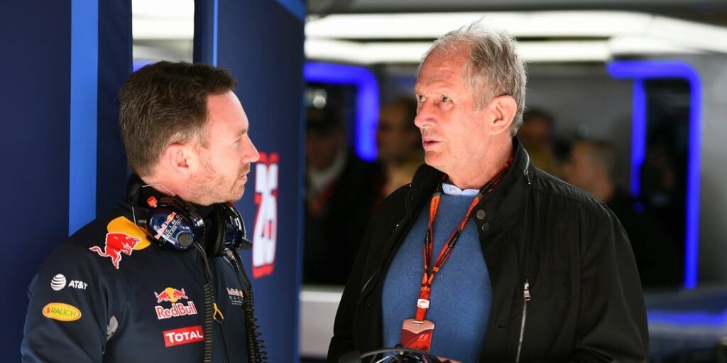 Il caso Horner si allarga: qui l'inglese mentre chiacchiera con Helmut Marko