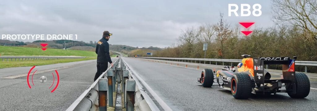 La drag race tra la RB8 e il primo prototipo dei dutch drone gods: il drone Red Bull ha stracciato la monoposto in partenza, che ha terminato lo sparo a circa 1 secondo dal piccolo velivolo