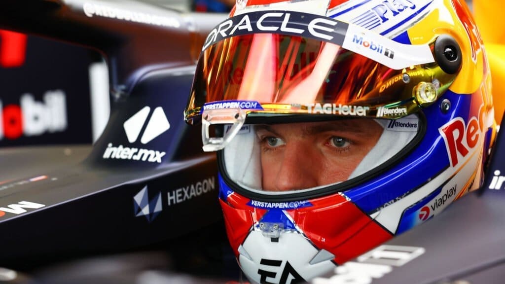 Max Verstappen sulla Red Bull RB20 in Bahrain
