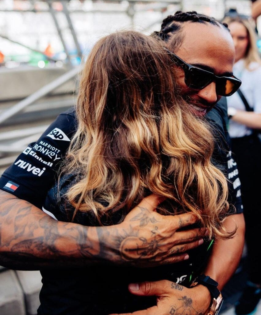 F1 Academy Jeddah 2024: Doriane Pin e Lewis Hamilton in un abbraccio post-gara