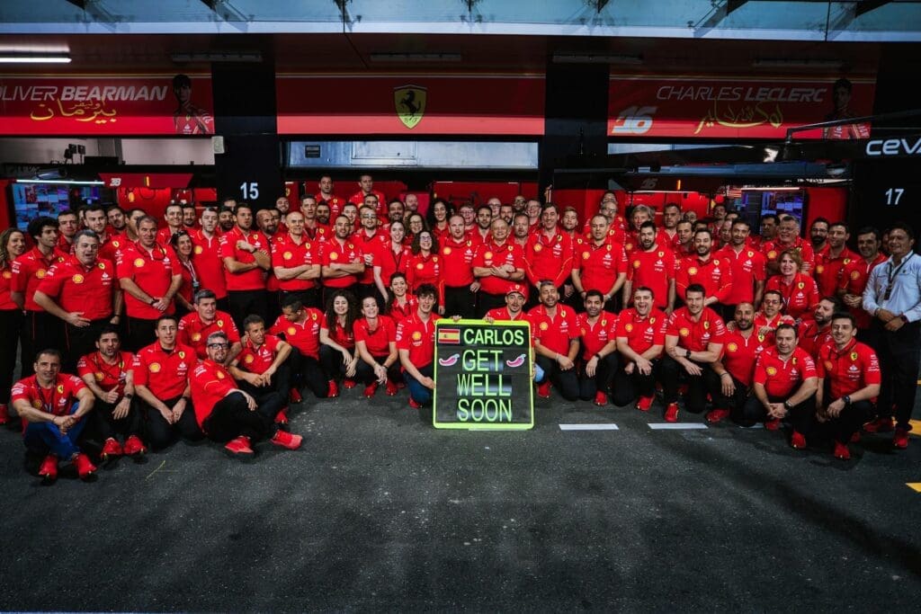 Carlos Sainz pronto per Melbourne? Qui il compagno di squadra Charles Leclerc e il pilota di riserva Oliver Bearman augurano una veloce ripresa a Sainz insieme al team.