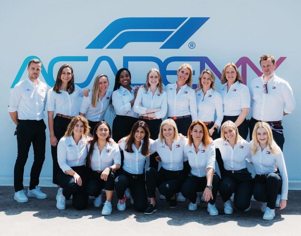 Susie Wolff insieme al team dietro le quinte della F1 Academy.