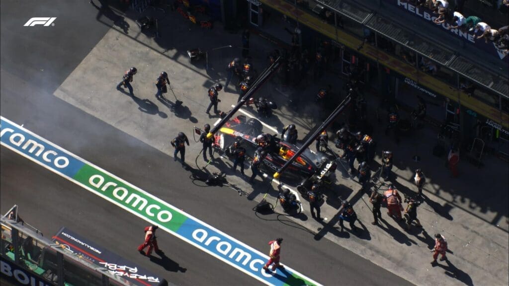 Max Verstappen OUT a Melbourne 2024: la monoposto del campione in carica rientra ai box