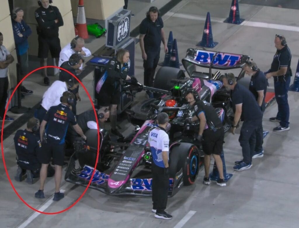 È crisi Alpine: due meccanici della Red Bull aiutano a raffreddare la A524 di Esteban Ocon