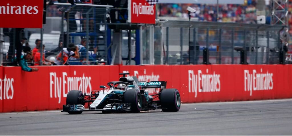Lewis Hamilton, l'uomo della pioggia, taglia il traguardo