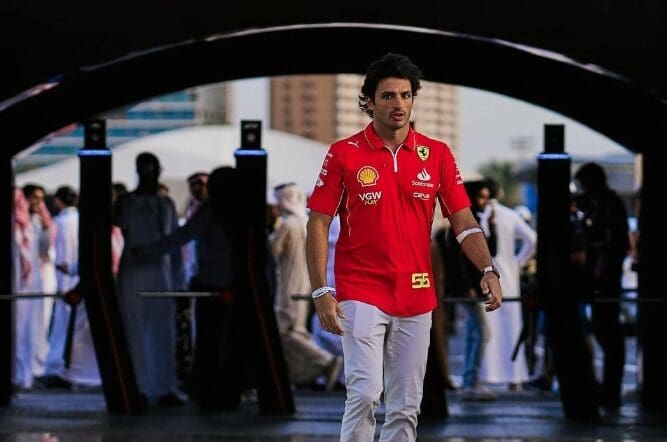 Carlos Sainz operato a Jeddah: dopo meno di 24 ore è già nel paddock!