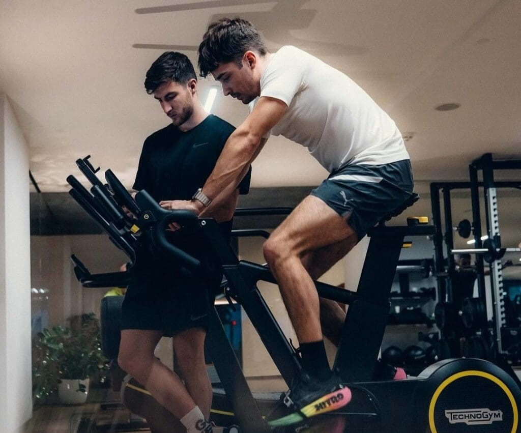 Charles Leclerc durante un allenamento in palestra