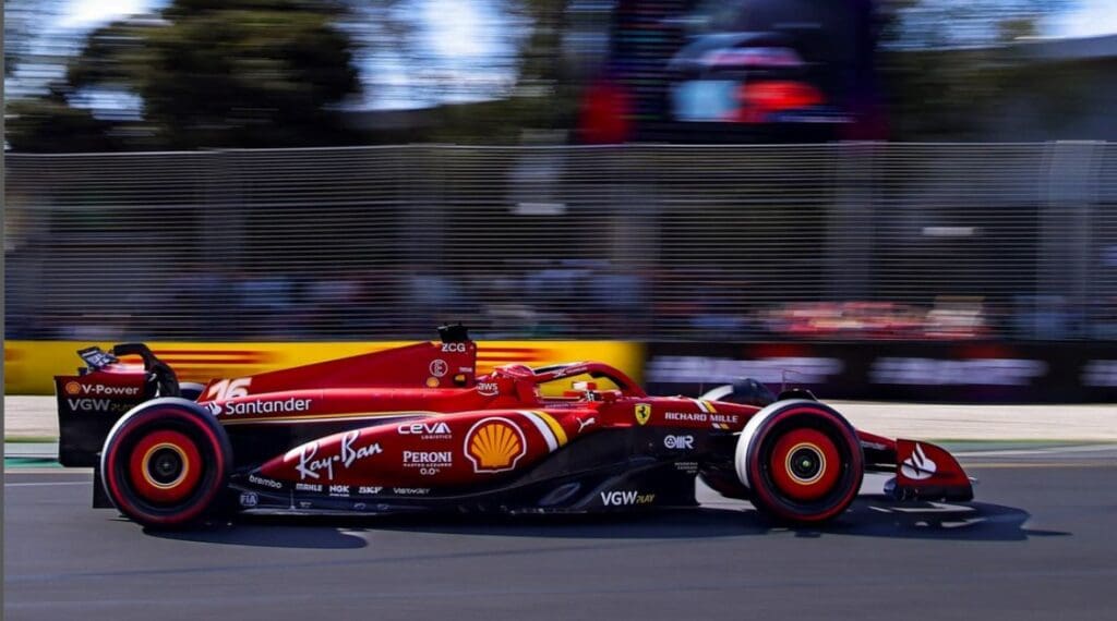 Tifo da stadio in Formula 1: in foto Charles Leclerc a Melbourne