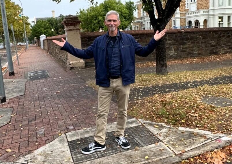 Damon Hill torna ad Adelaide: in foto, il Campione del Mondo F1 1996 nella "curva incriminata"