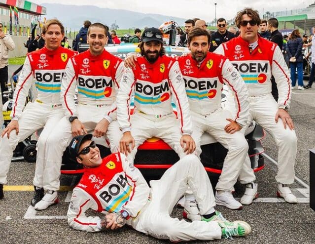 Fedez e il team della Ferrari 296GT3, vincitrice della 12h del Mugello con i colori del drink Boem