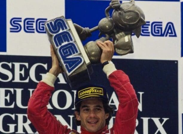 Ayrton Senna solleva il trofeo della multinazionale giapponese "SEGA" raffigurante il cartone animato "Sonic"