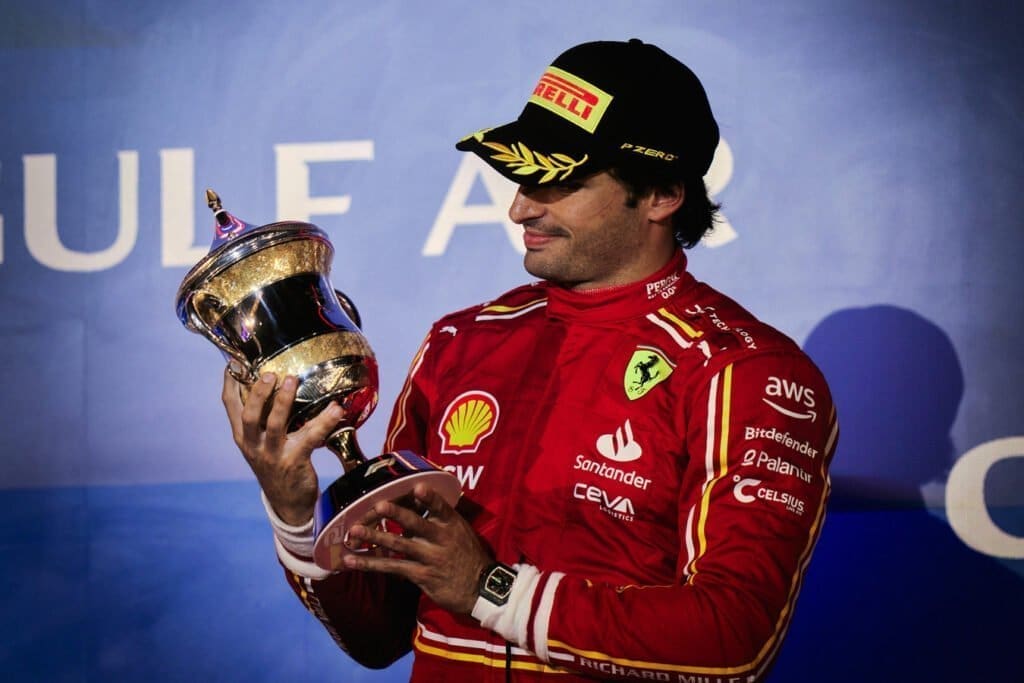 Social furiosi per il podio di Sainz in Bahrain: Ferrari non ha festeggiato?