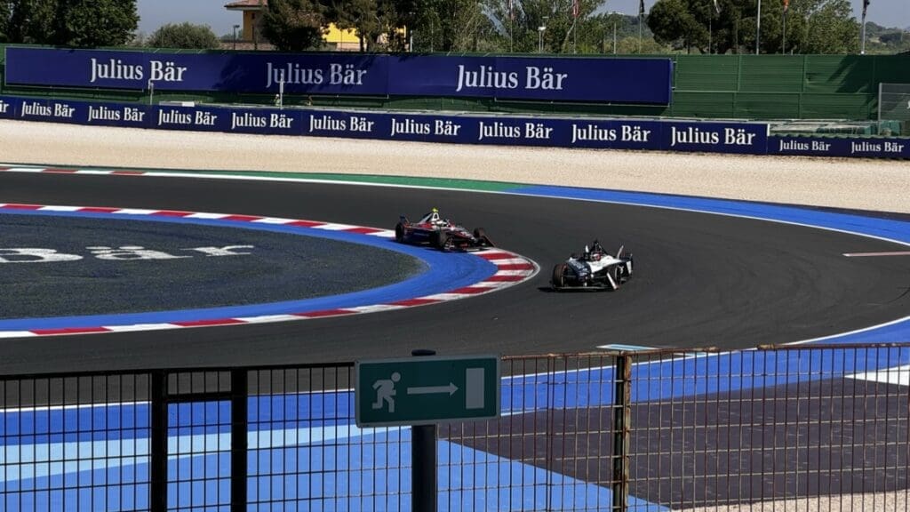 Una fase della concitata gara di Misano, con Antonio Felix Da Costa all'inseguimento su Mitch Evans