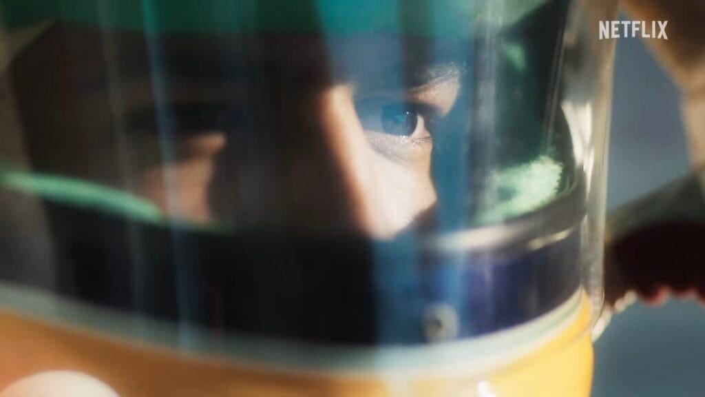 Frame dal trailer di Senna: Gabriel Leone interpreta Ayrton Senna.