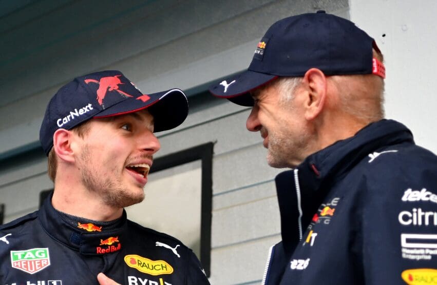Avvistato Adrian Newey a Bologna: in foto, il britannico mentre chiacchiera con Max Verstappen