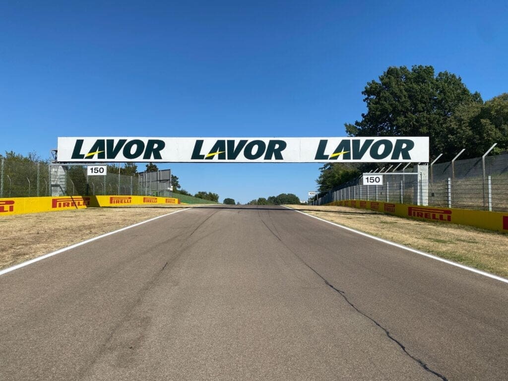 La salita verso la "Piratella": presto il nuovo asfalto dell'Autodromo di Imola potrebbe essere utilizzato anche sulla pista