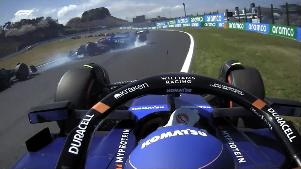Brutto incidente tra Albon e Ricciardo al via del GP di Suzuka: la sequenza